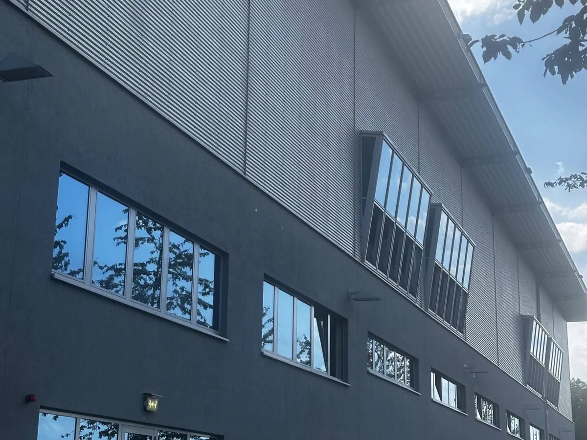 Metallfassade nach der Reinigung mit heißem Osmosewasser