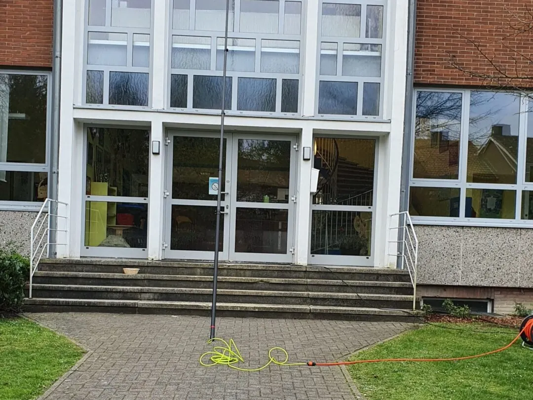 Glasfront eines Schulgebäudes mit gereinigten Fenstern