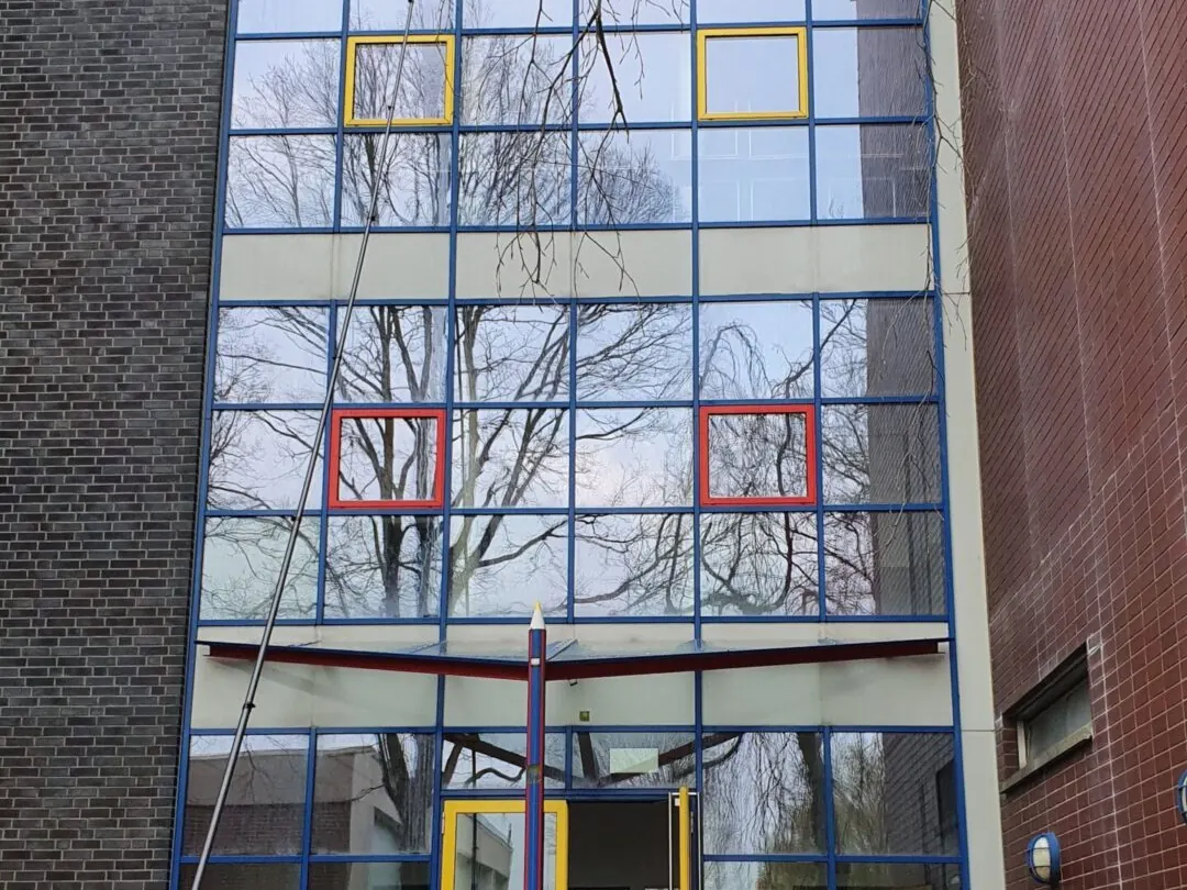Verglaster Treppenaufgang eines Bürogebäudes wird vom Boden aus gereinigt