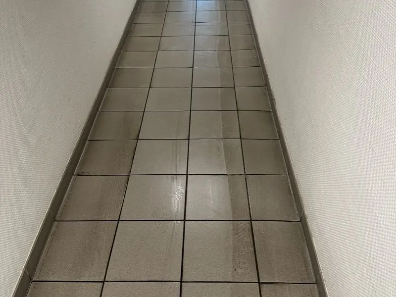 Frisch gereinigter Fliesenboden in einem langen Flur