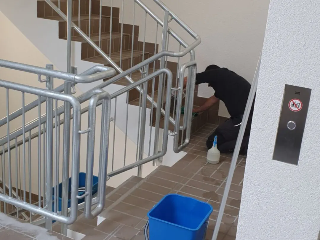 Grundreinigung im Treppenhaus mit Schaum und Maschine