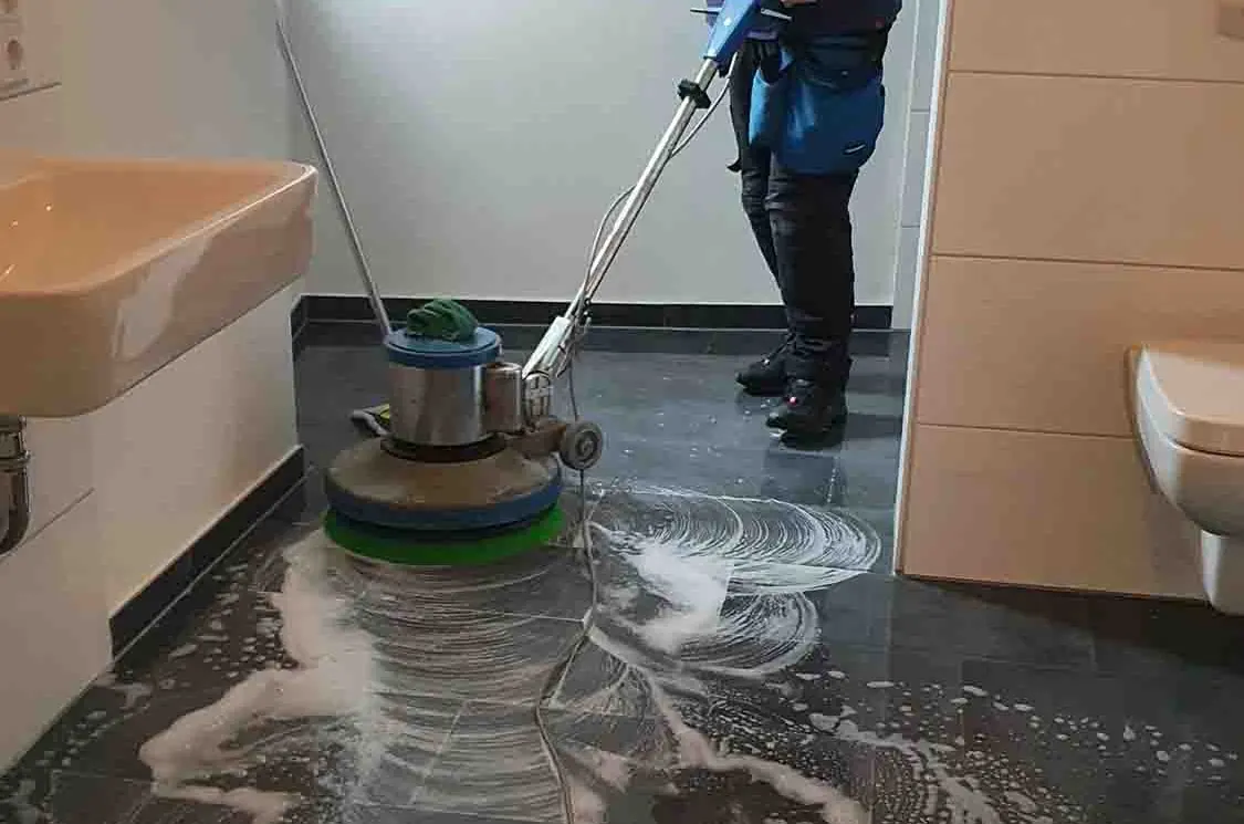 Bodenreinigung mit Einscheibenmaschine in einem neuen Sanitärraum