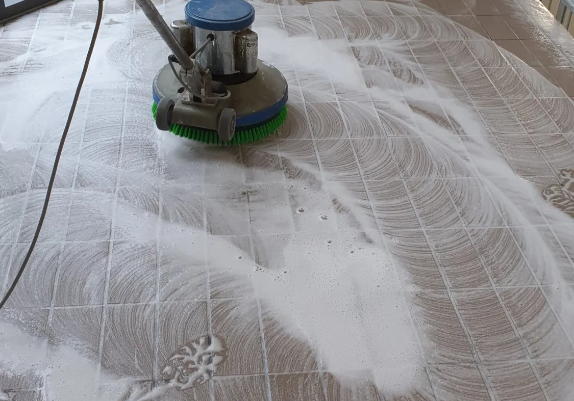 Einscheibenmaschine mit Schaum bei der Grundreinigung eines Hartbodens