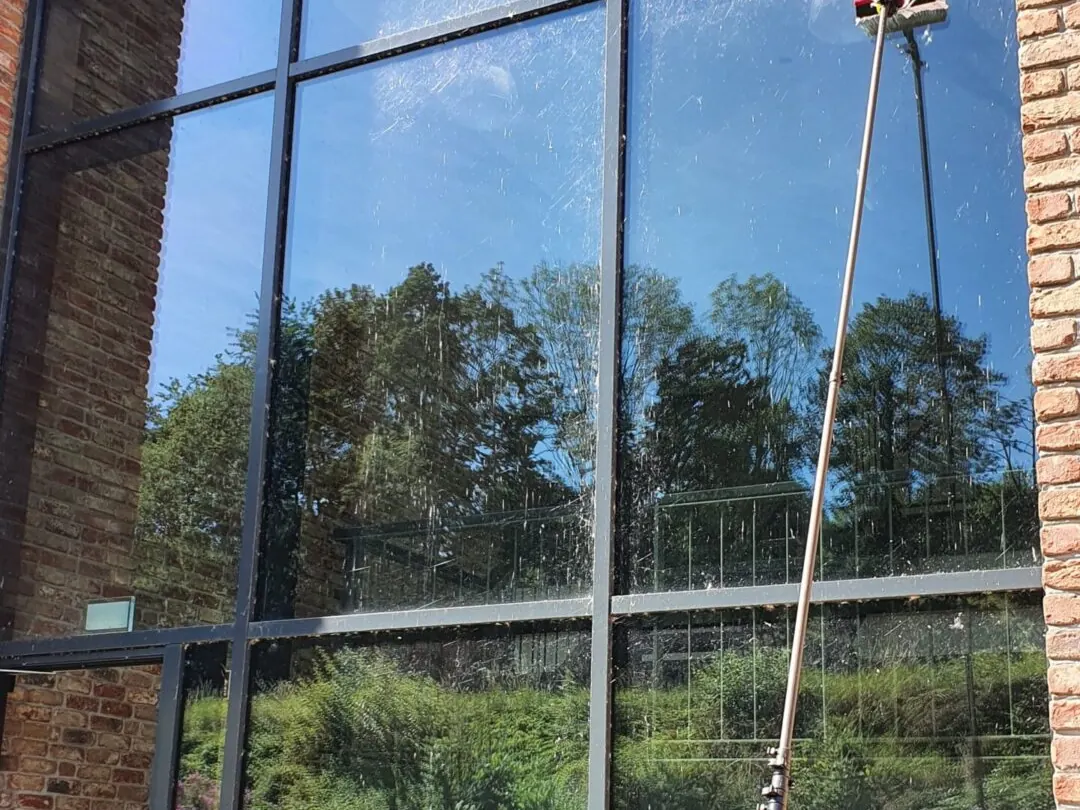 Glasfassade eines Firmengebäudes vor der Reinigung mit Osmosewasser