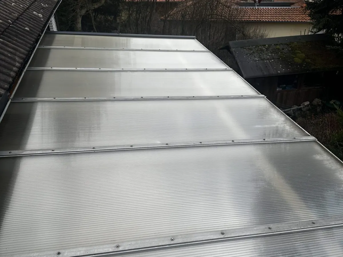 Terrassenüberdachung aus Kunststoffplatten wird mit Osmosewasser gereinigt