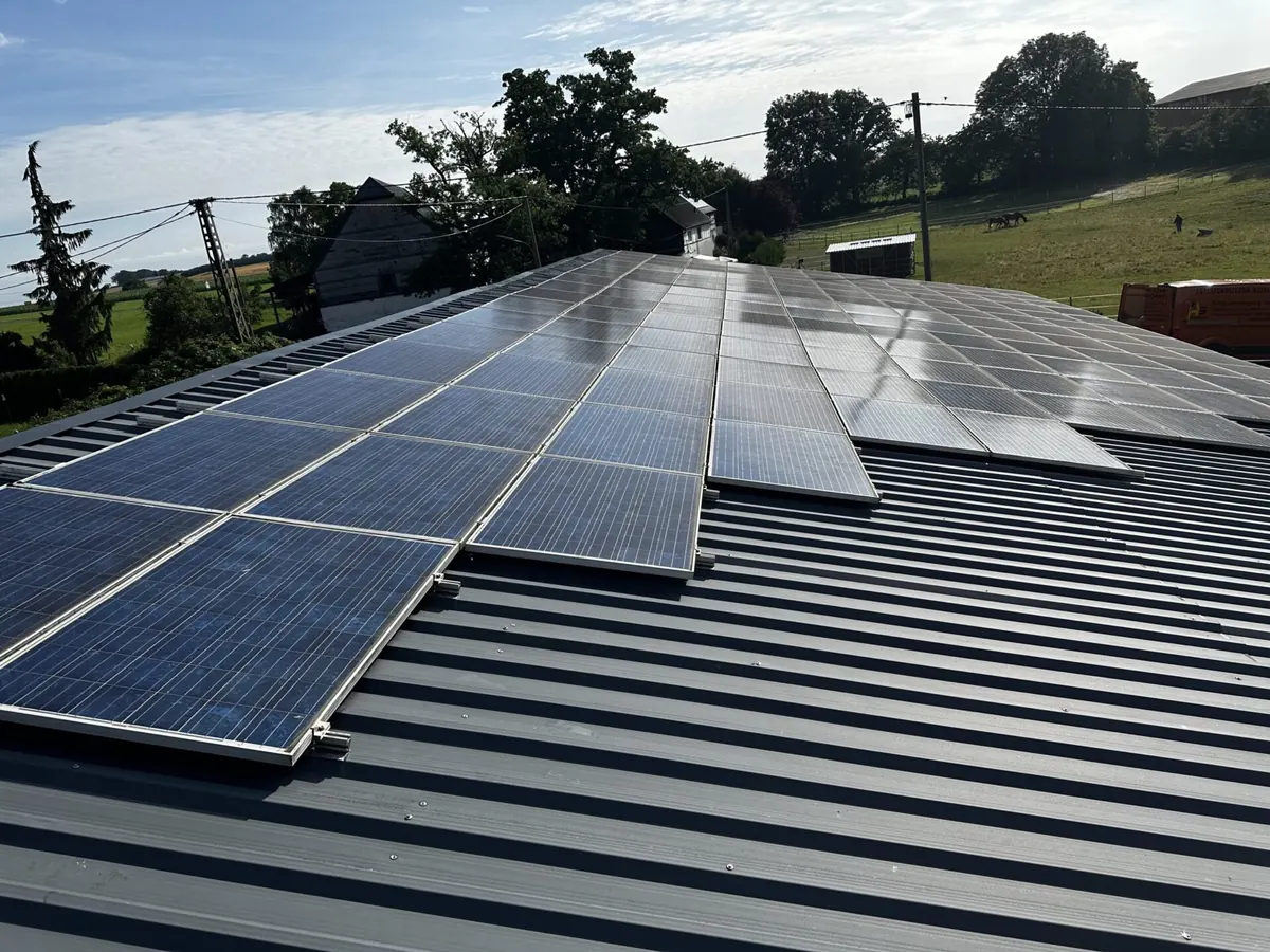 Photovoltaikanlage auf einem Trapezblechdach nach der Reinigung