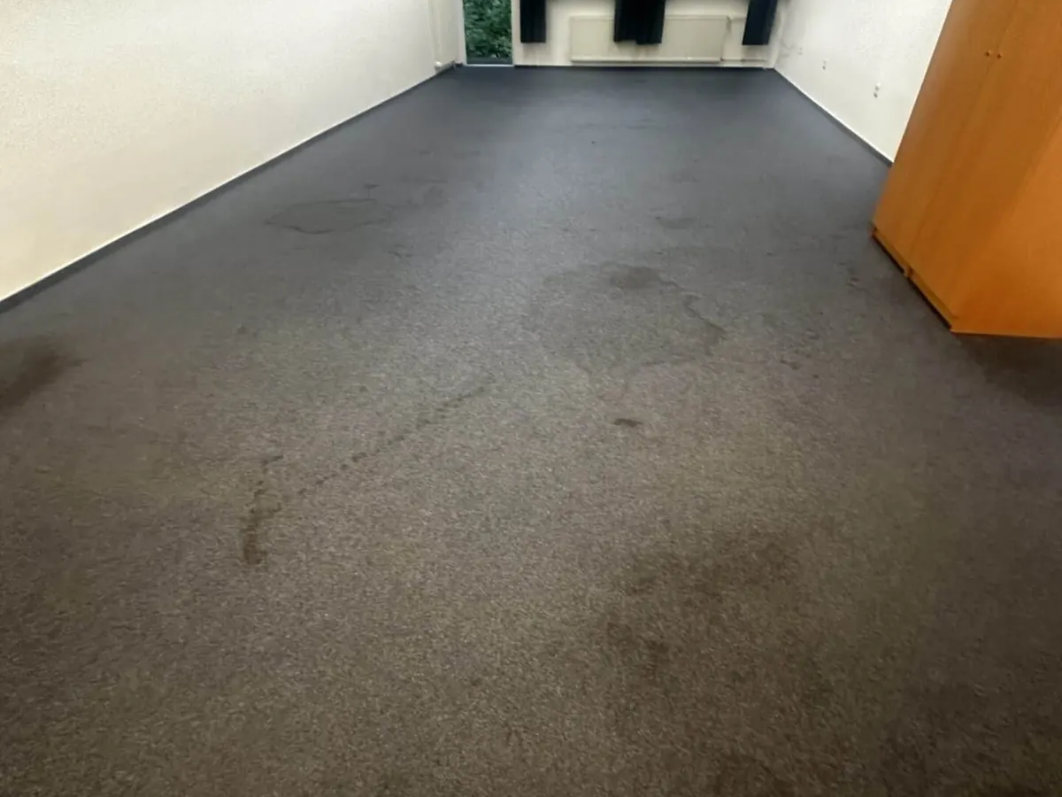 Teppichboden im Büro vor der Reinigung mit sichtbaren Laufstraßen