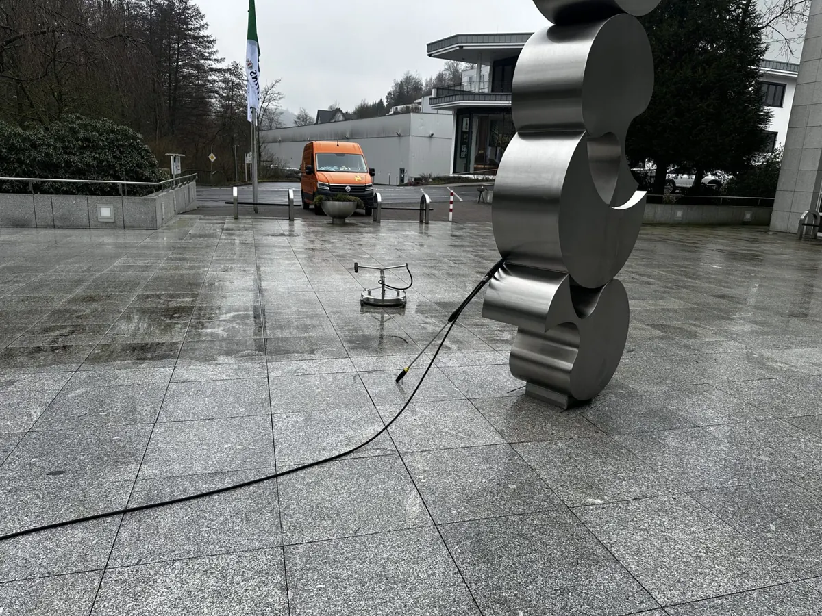 Großer Natursteinplatz nach der Reinigung