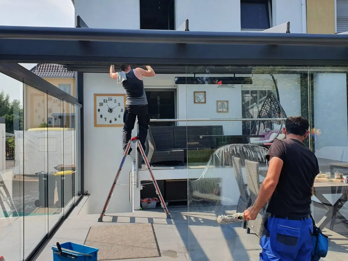 Reinigung unter und auf einer Terrassenüberdachung